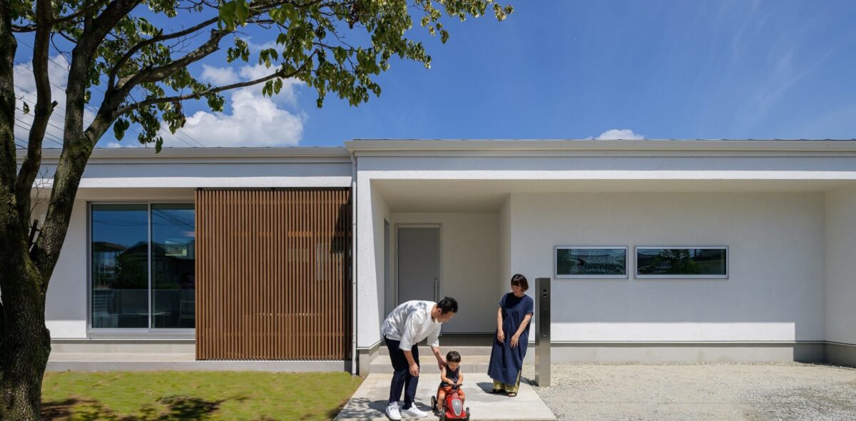 家族がつながる快適空間のすっきりした平屋